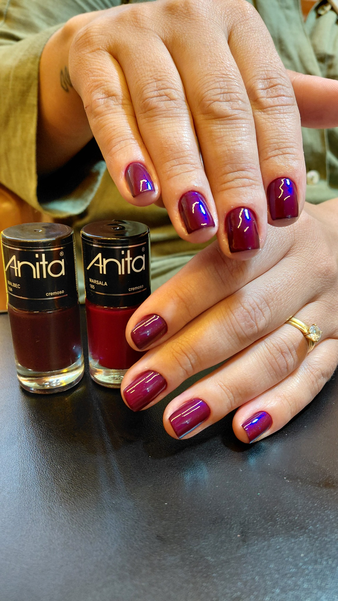 Manicure — tons vinho Anita