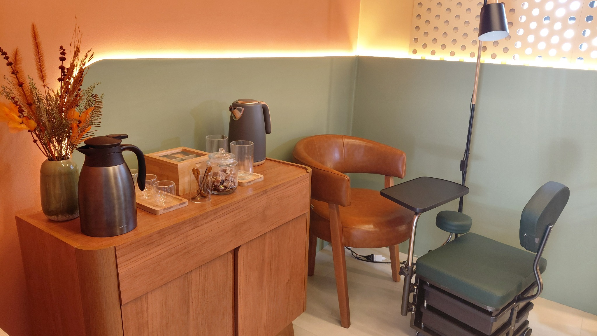 Cantinho do café e chá na Sentiê Esmalteria