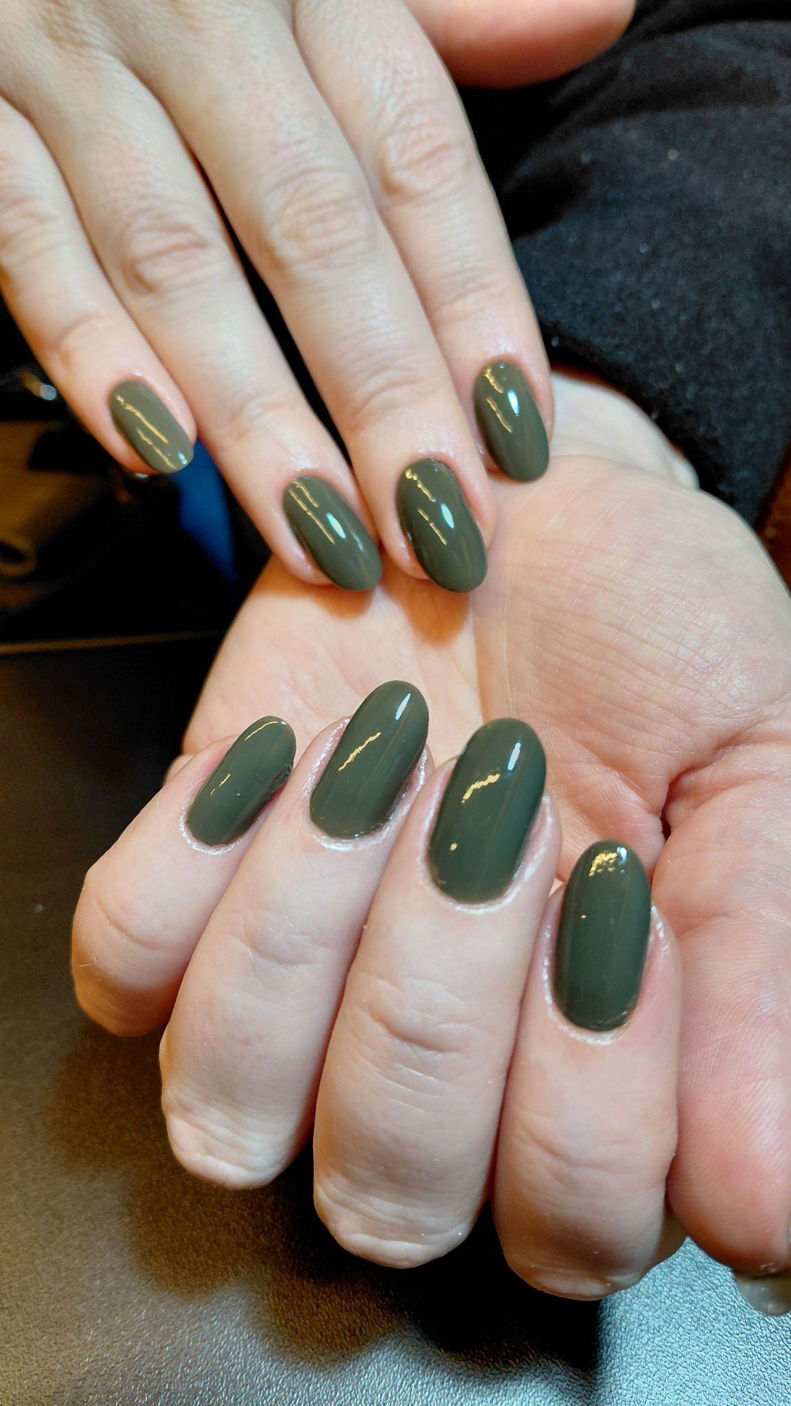 Manicure — verde oliva