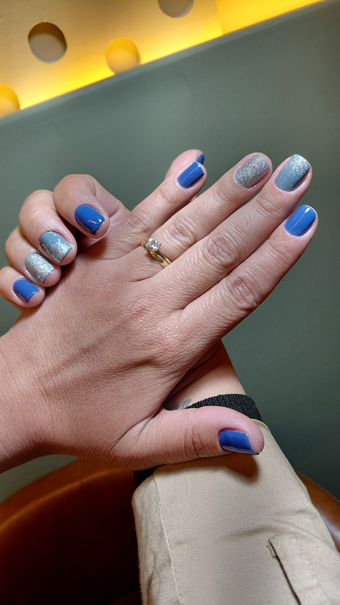 Manicure — variação de azuis com glitter